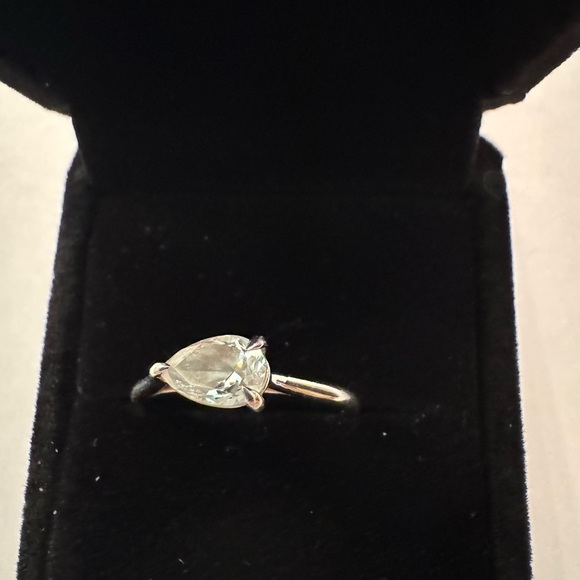 East West Trellis 1.08 carat simulated diamond ring. Size 9 - Picture 2 of 13